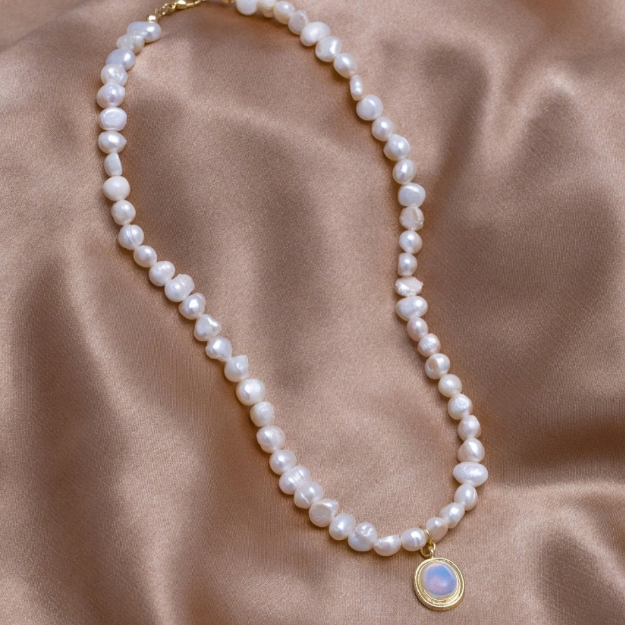 Pearl Necklace with Moonstone Details in Gold