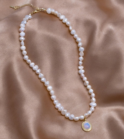 Pearl Necklace with Moonstone Details in Gold