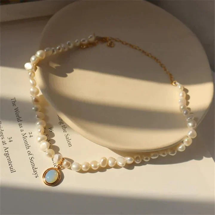 Pearl Necklace with Moonstone Details in Gold