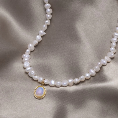 Pearl Necklace with Moonstone Details in Gold