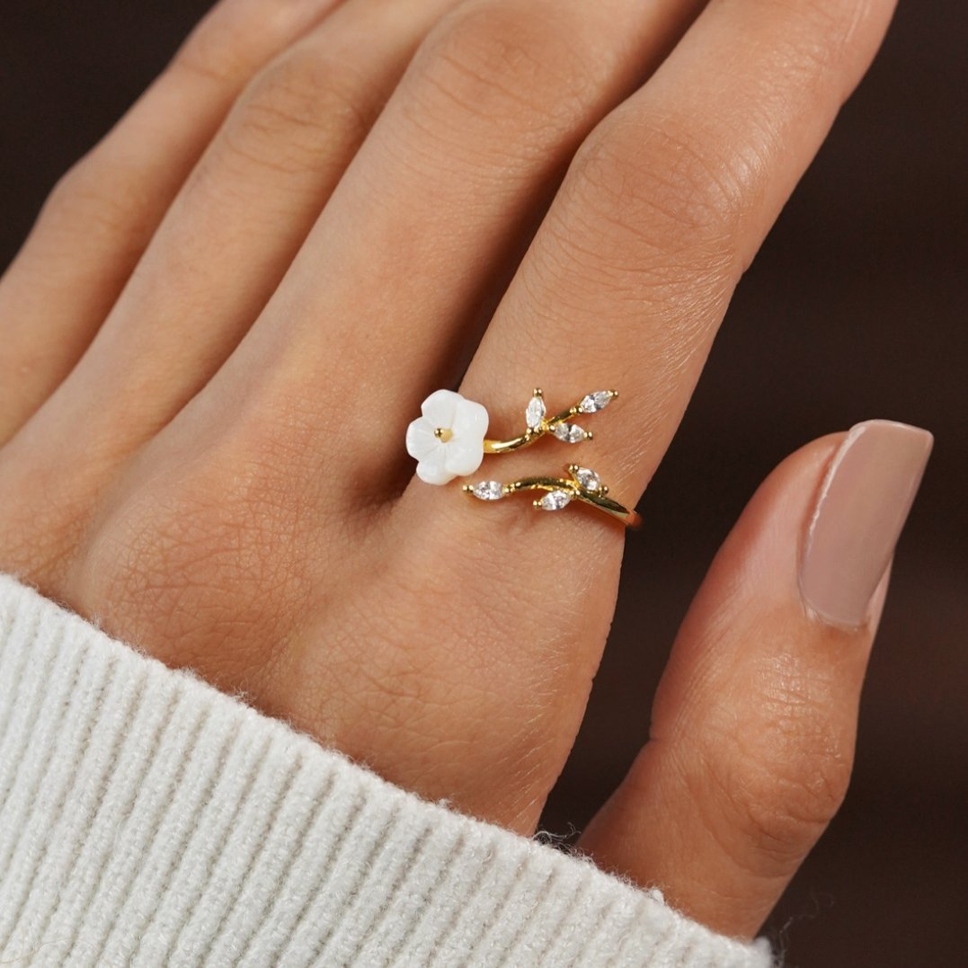 Rise - Ring with White Flowers